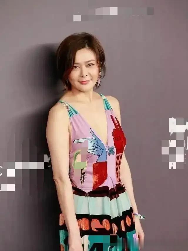 63岁关之琳新剪了短发年轻30岁,穿深V领连衣裙,美得像换了个人
