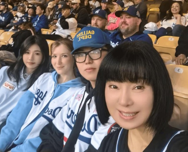 岁月不败美人！离开男人后的陈红脱胎换骨，母子同框神似姐弟！