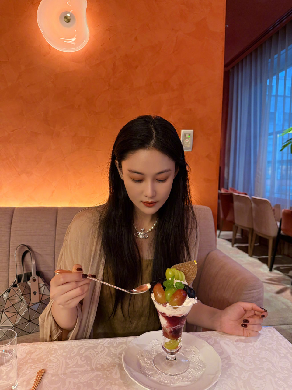 张馨予晒妈妈织的围巾！随手一披美的惊艳，还被称呼为宝宝好幸福