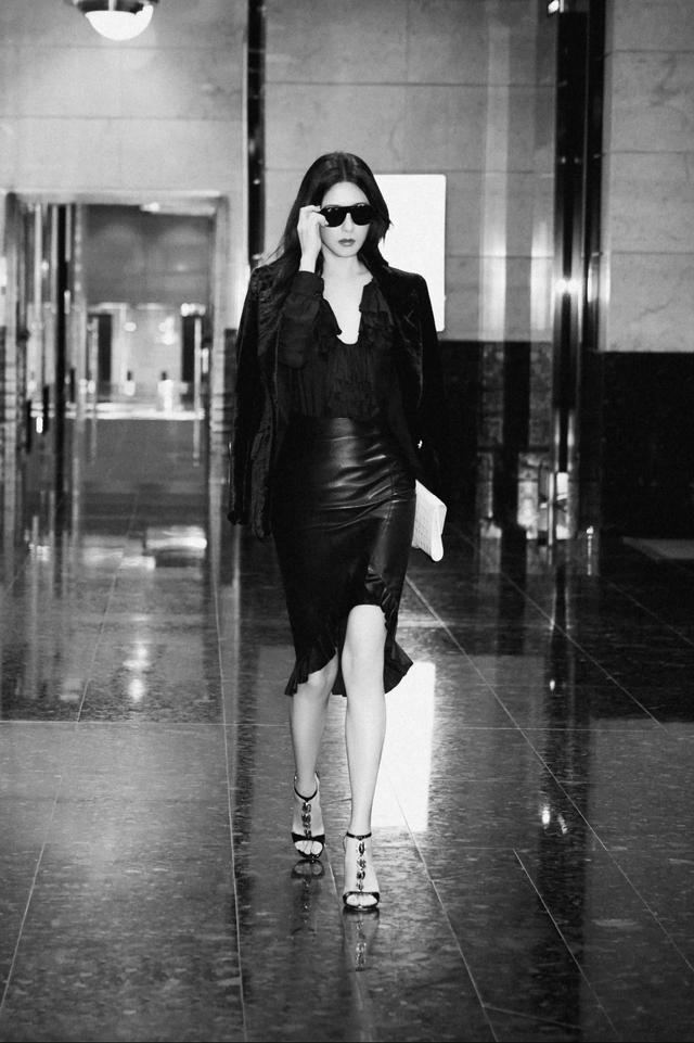 曾黎黑酷穿搭，明艳多姿 ，女人味十足