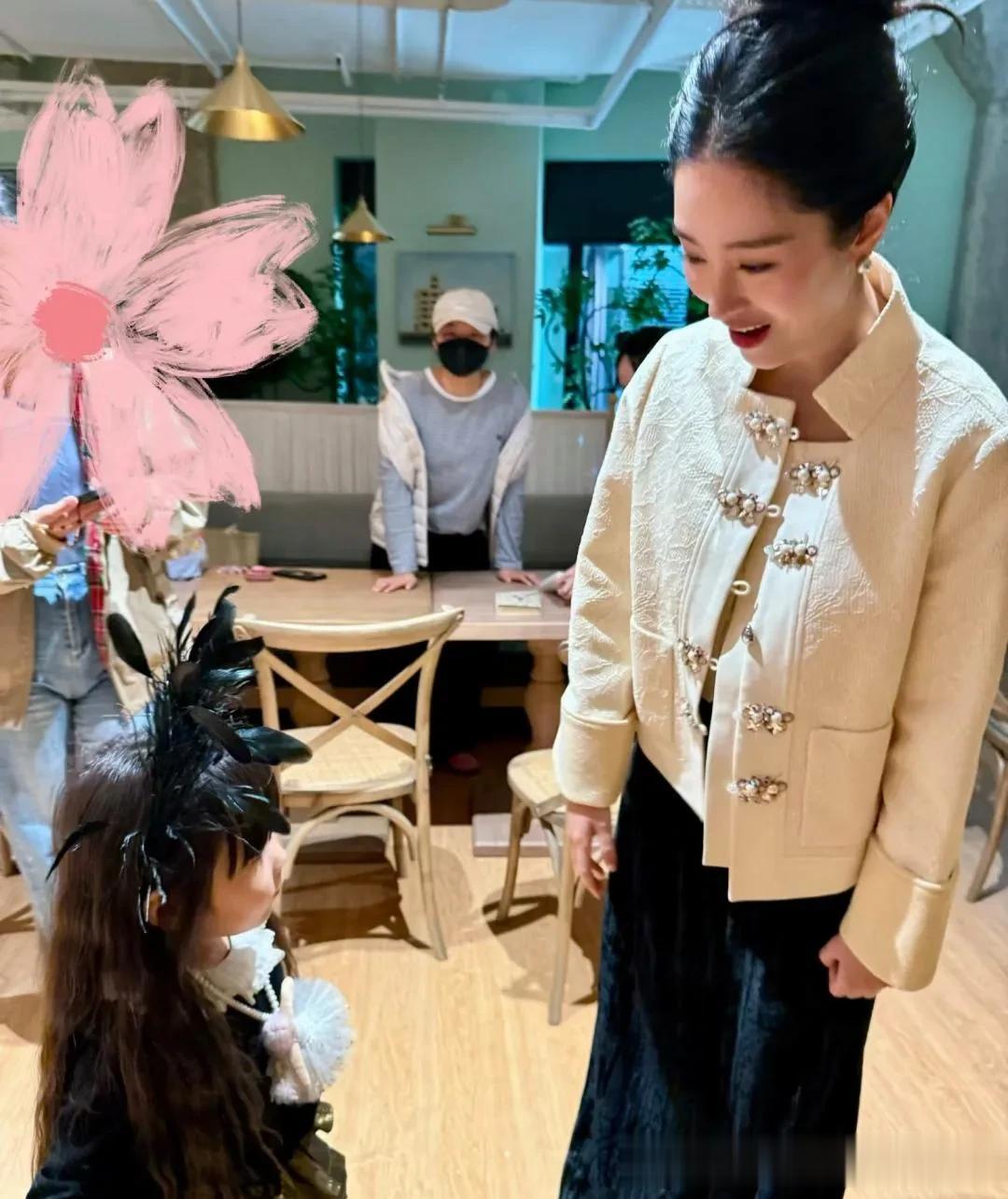 33岁杨采钰在上海一家咖啡店被偶遇,她的打扮好贵气,皮肤非常好