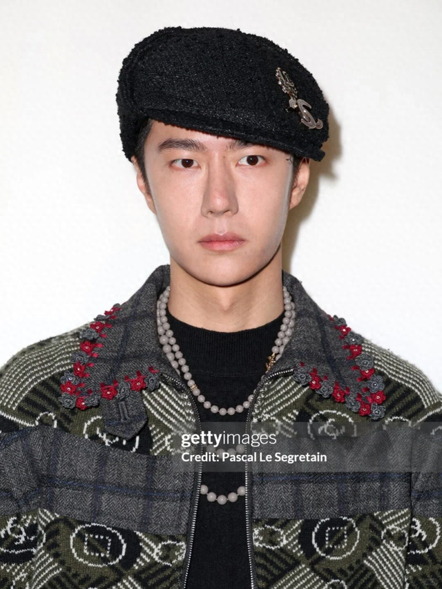 巴黎生图第三弹:迪丽热巴又捂胸,被王一博脸帅到,辛芷蕾咋穿这