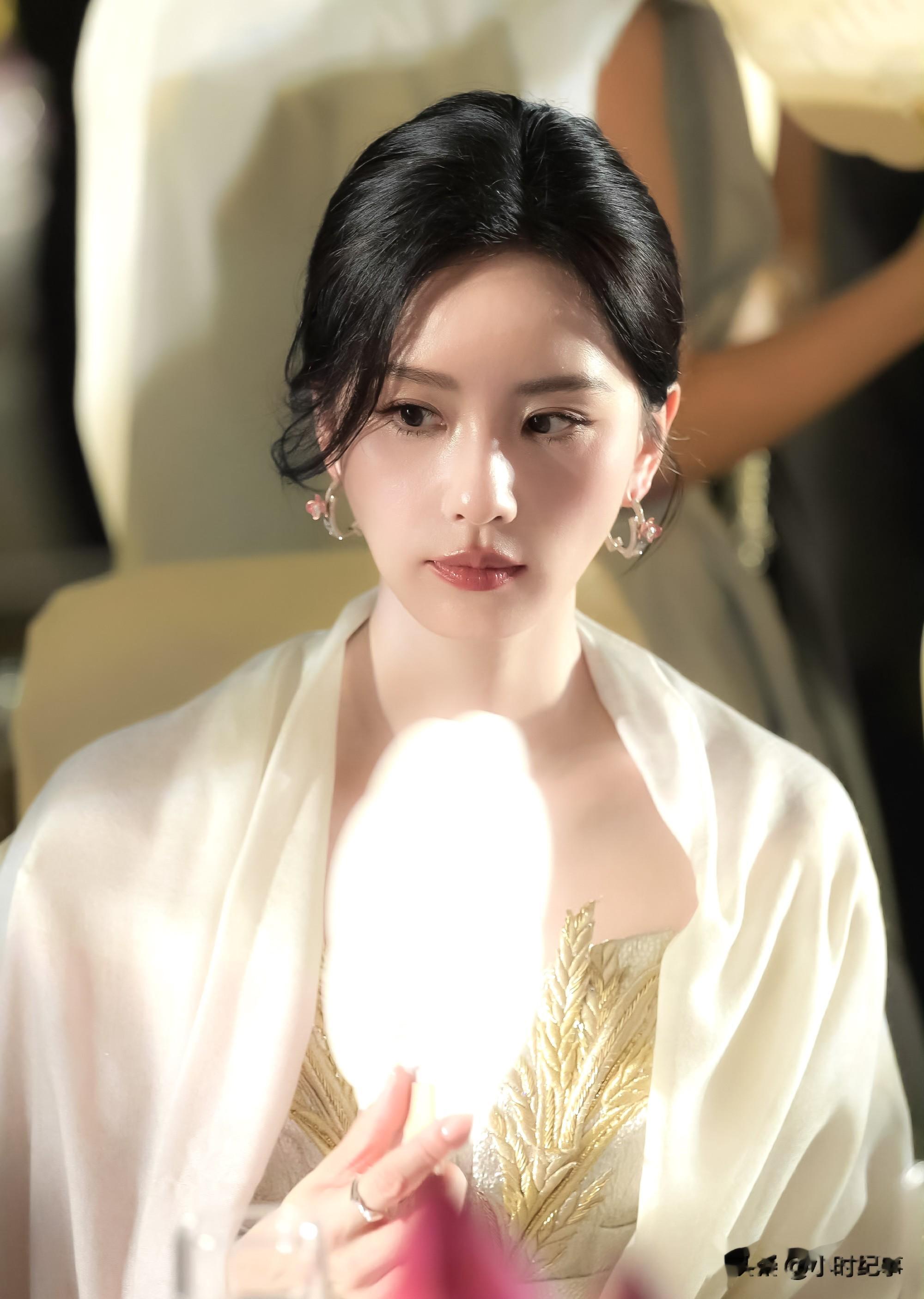 刘诗诗|坐在那里,就完全是小说女主了