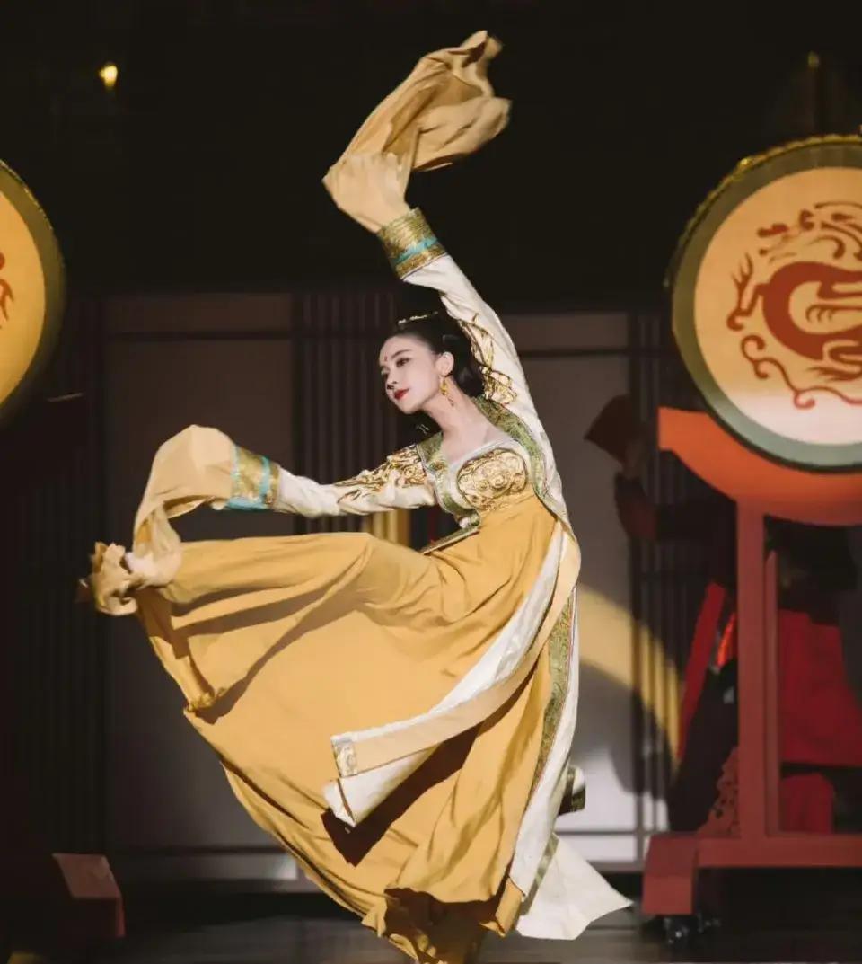 娜扎一字马焊死“腿精”，漫画腿?逆天比例，这身材谁看了不眼馋