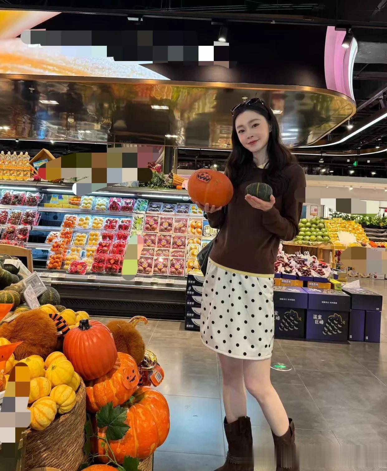 宋轶会穿是数一数二的！美拉德针织衫+波点裙+靴子，时髦又高级！