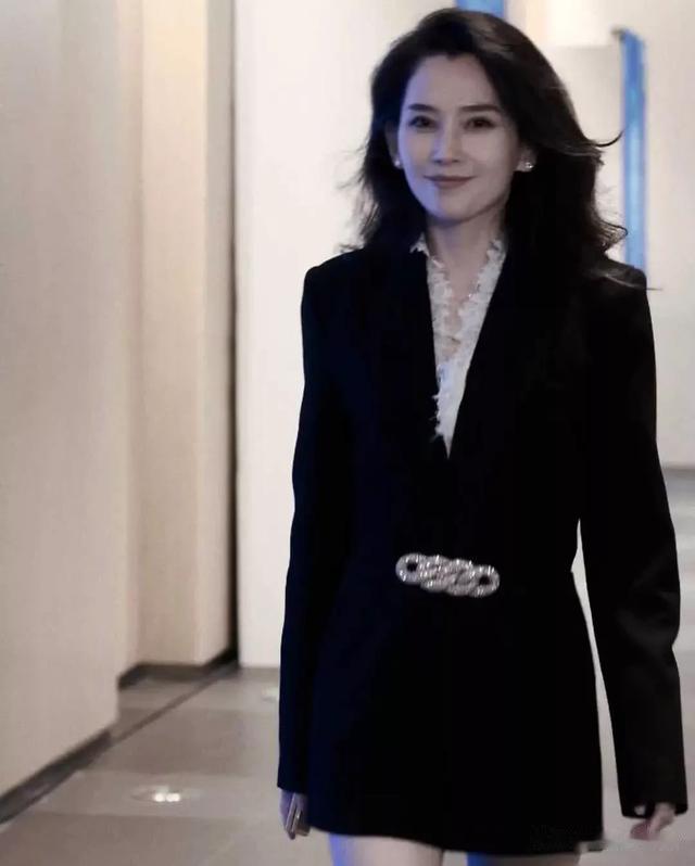 汪峰与森林北日本买药被拍，女方膝盖满是瘀青，身材比例引争议