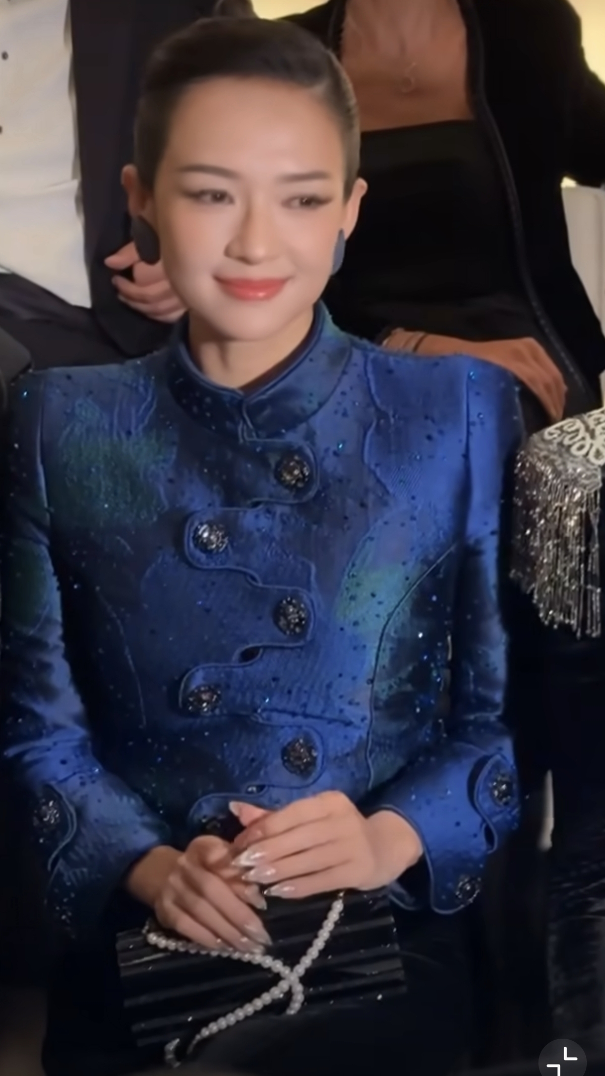 章子怡米兰时装周看秀，一身穿搭好有气质又白又美，还很松弛大气