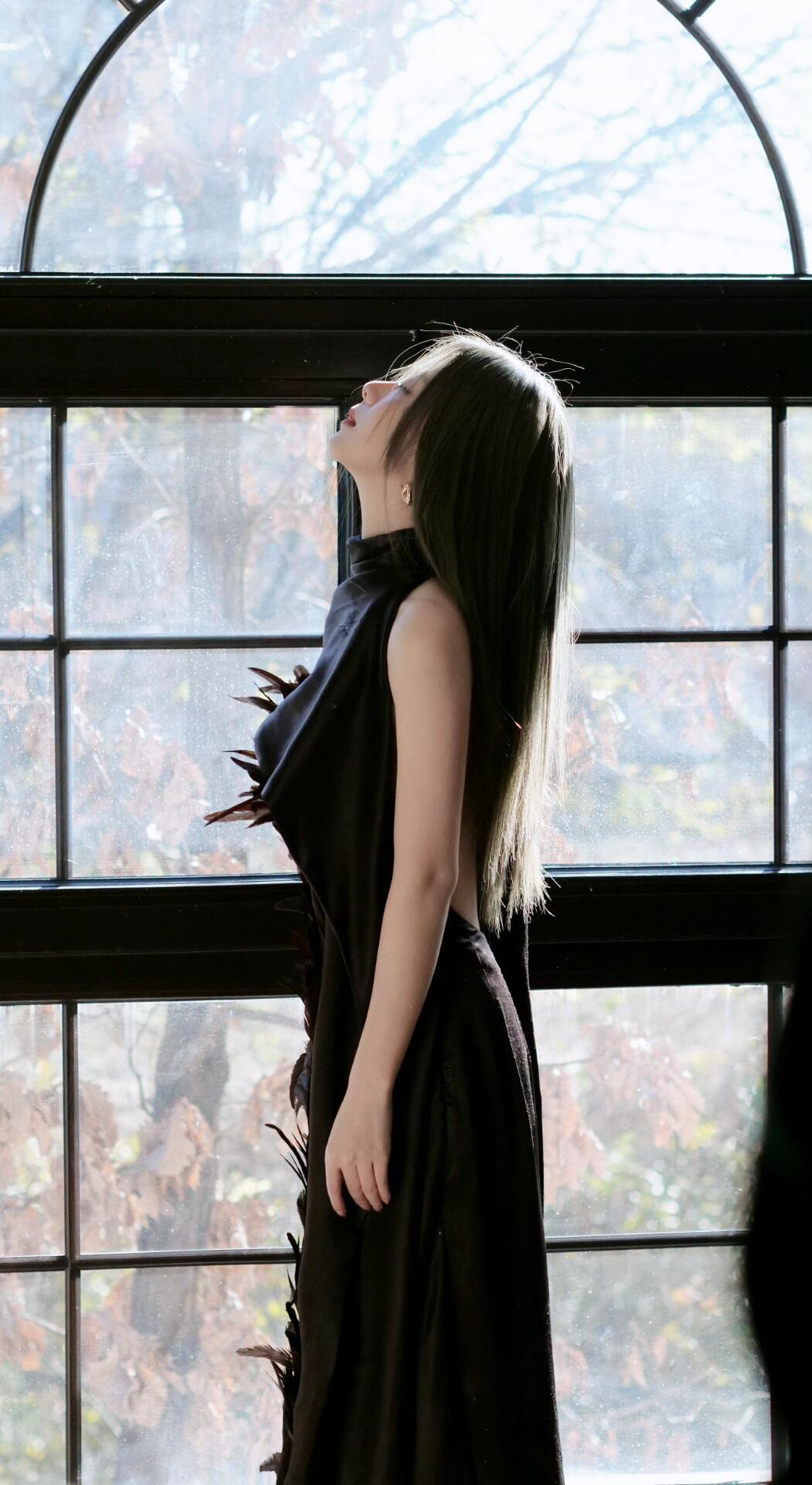 谭松韵穿抹胸黑裙，温柔又不失气场