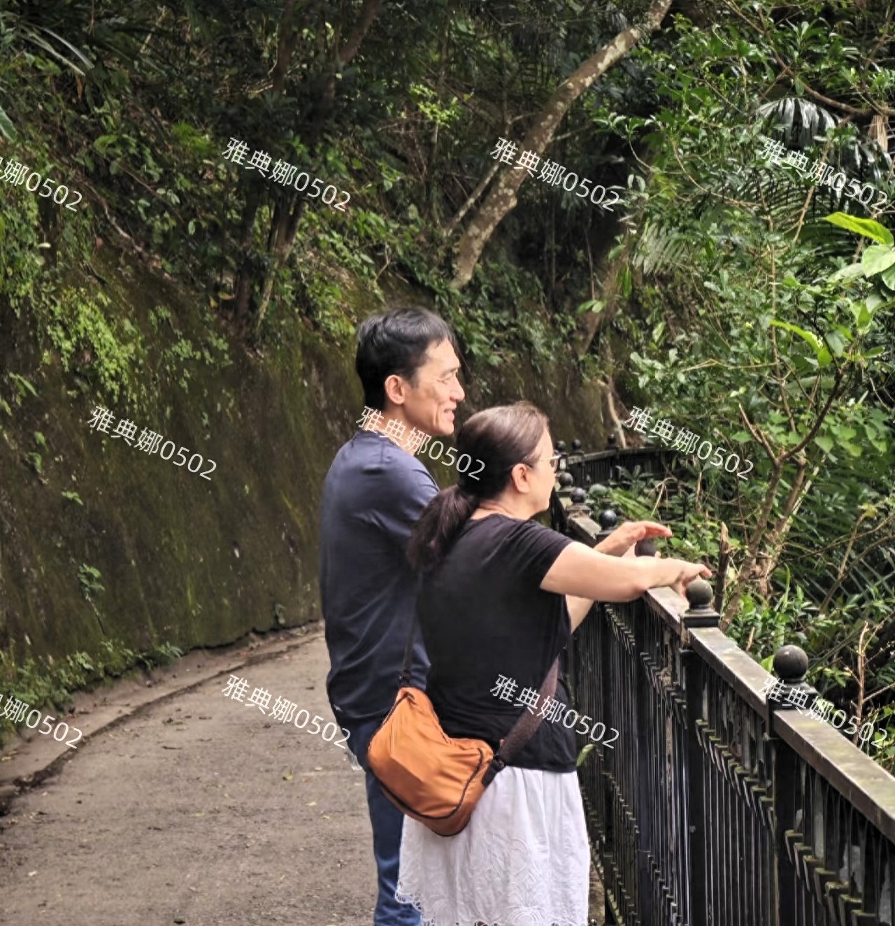 太平山顶偶遇梁朝伟， 他身边居然不是老婆刘嘉玲本人笑容十分迷人