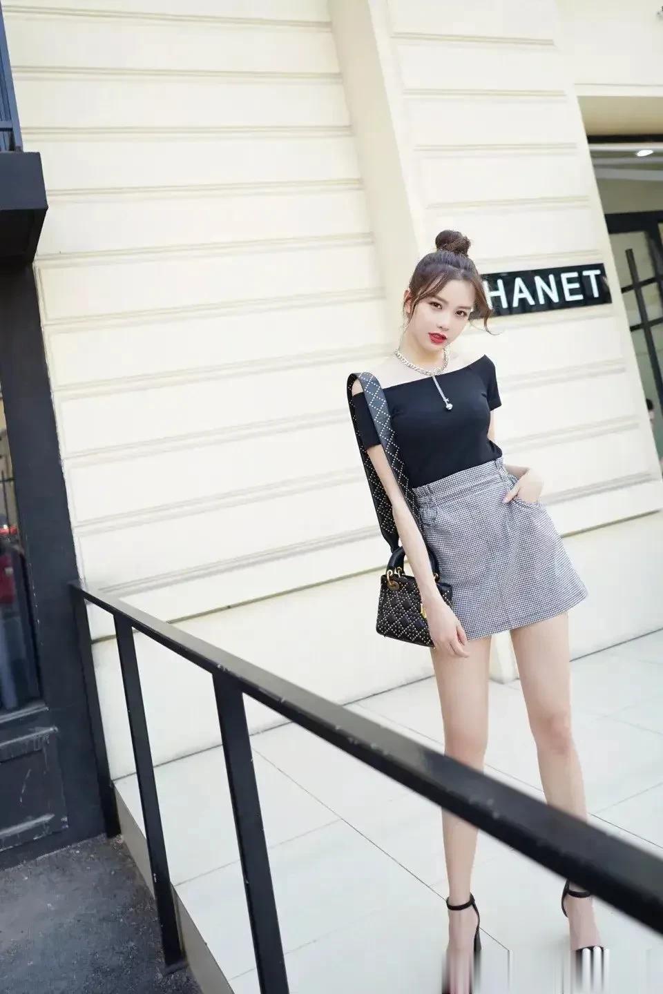 黄一琳短裙美照