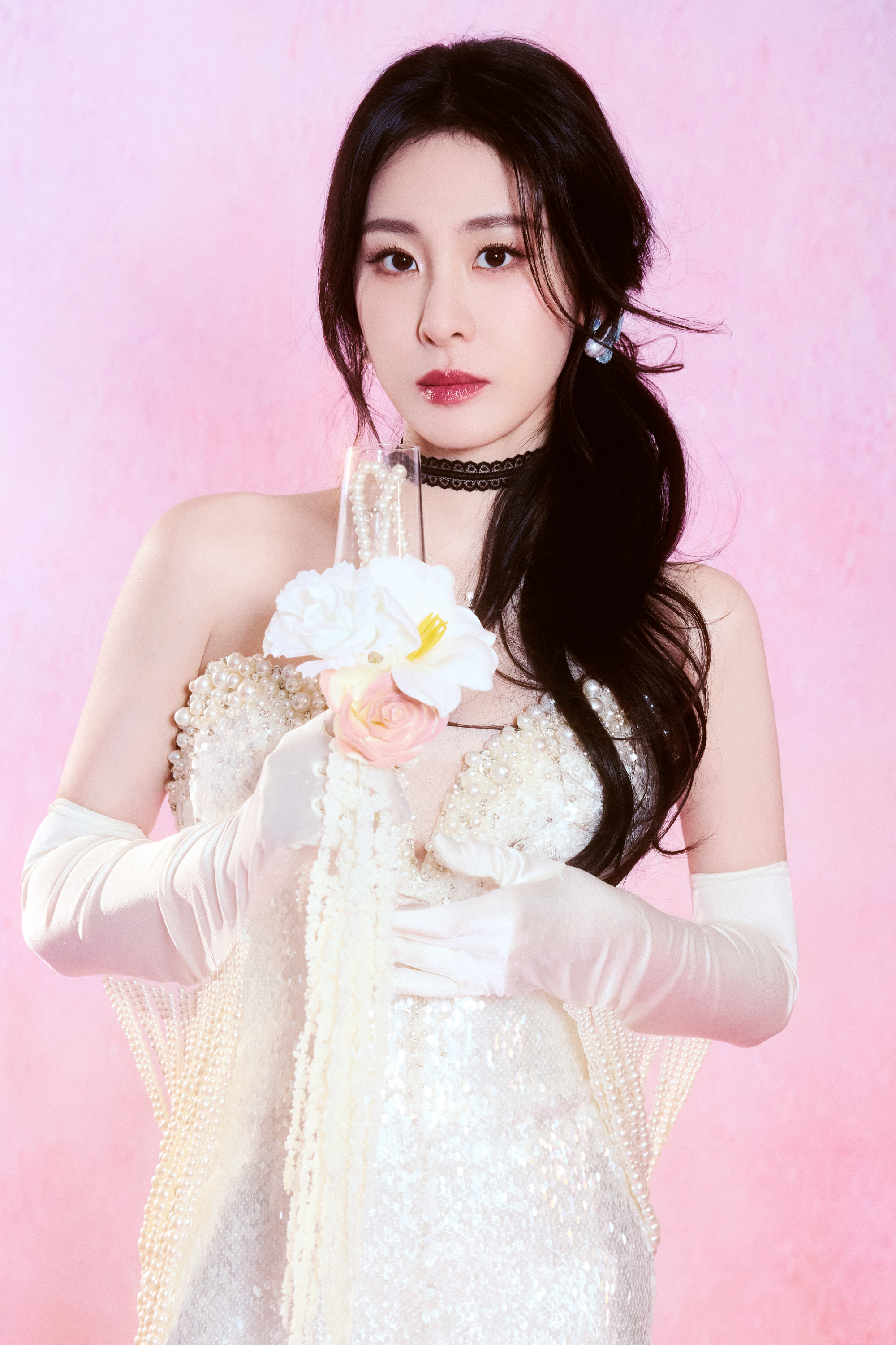 张碧晨：珍珠白裙里的柔与韧，是身材里藏不住的风情