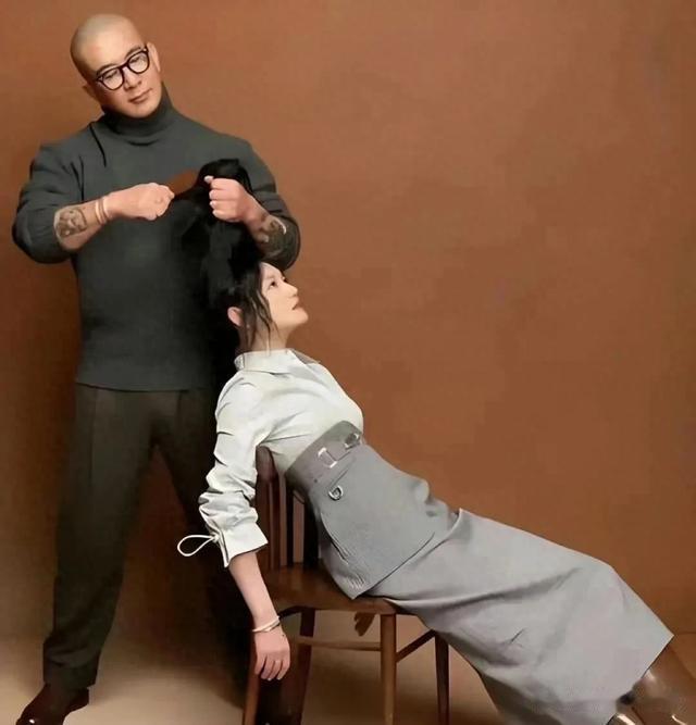 大S和具俊晔，拍的这些照片看起来像纸扎人一样，很瘆人