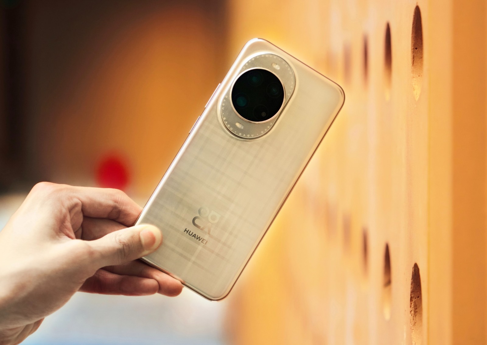 華為沖銷量！麒麟芯片+100倍變焦+雙衛星通信，512GB不到四千元