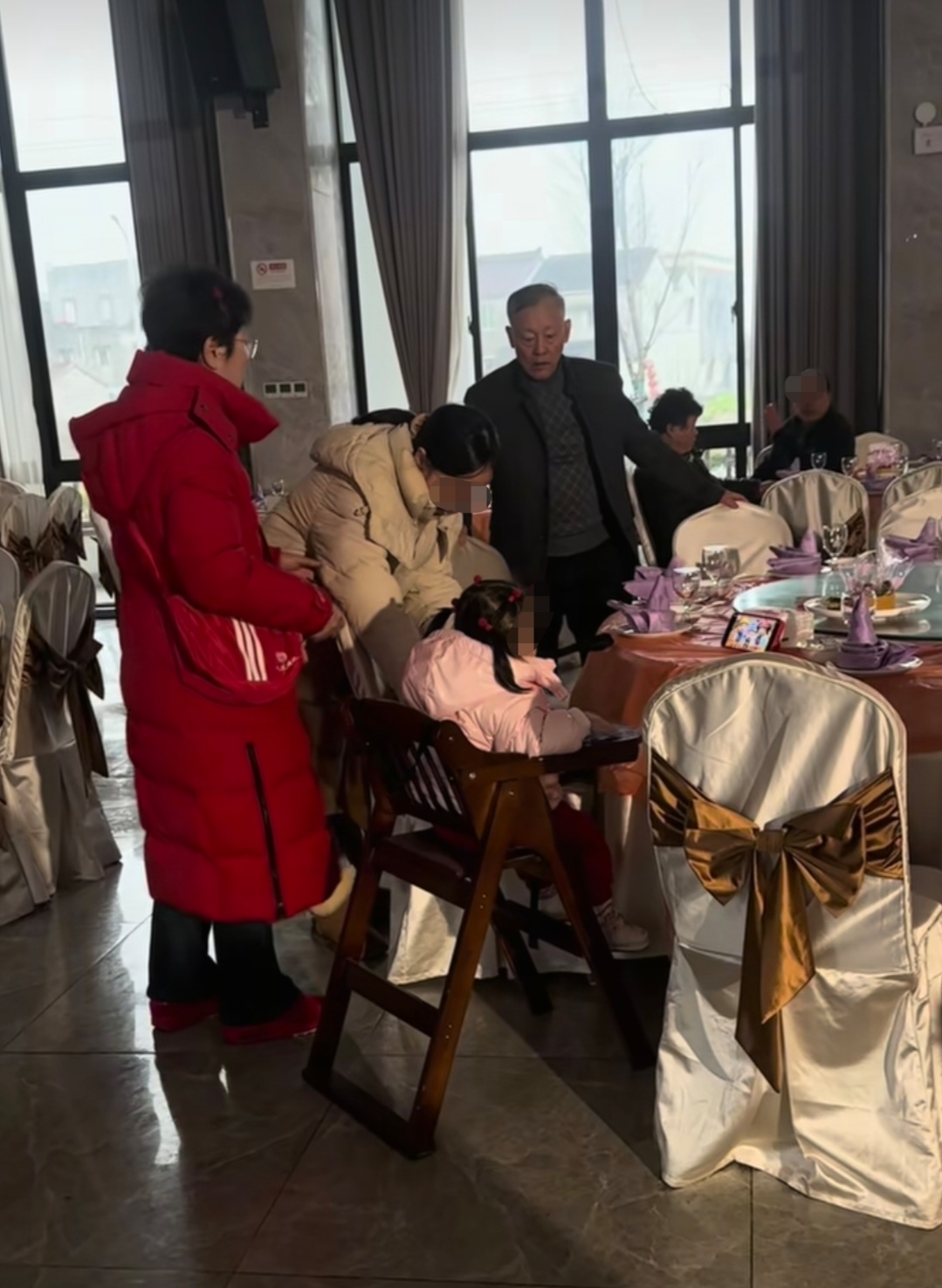 林允爸爸妈妈喝喜酒被偶遇,看起来很朴实,带着一个可爱的小女孩