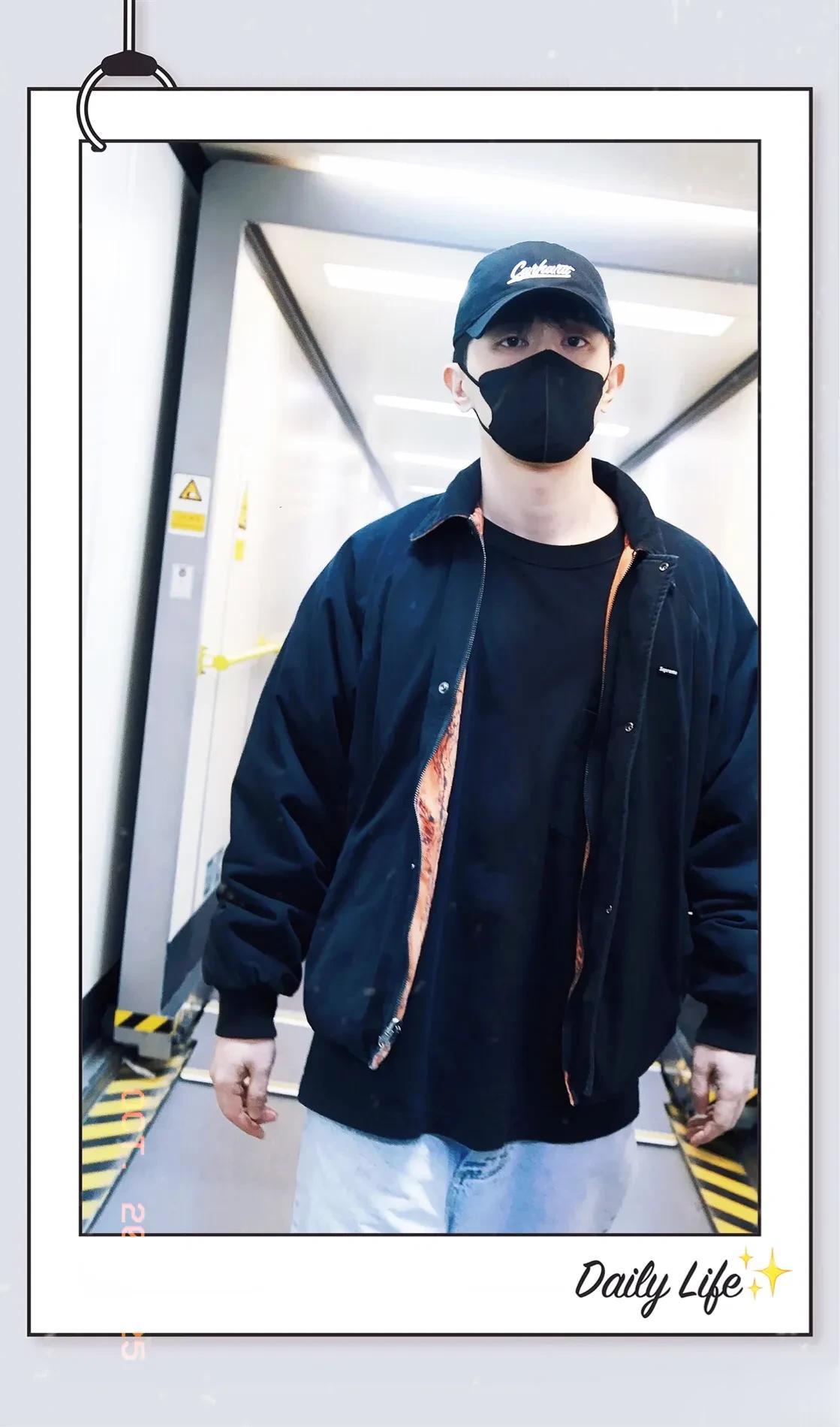 邓伦现身机场被偶遇,眼神清澈,少年感十足,胖乎乎的小手很可爱