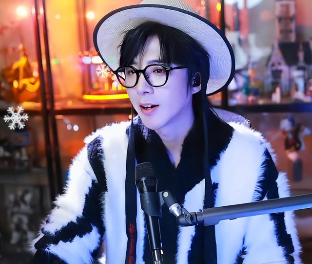 央媒“点名”，暴露跨界演员刘宇宁真实处境，何泓姗的话字字珠玑