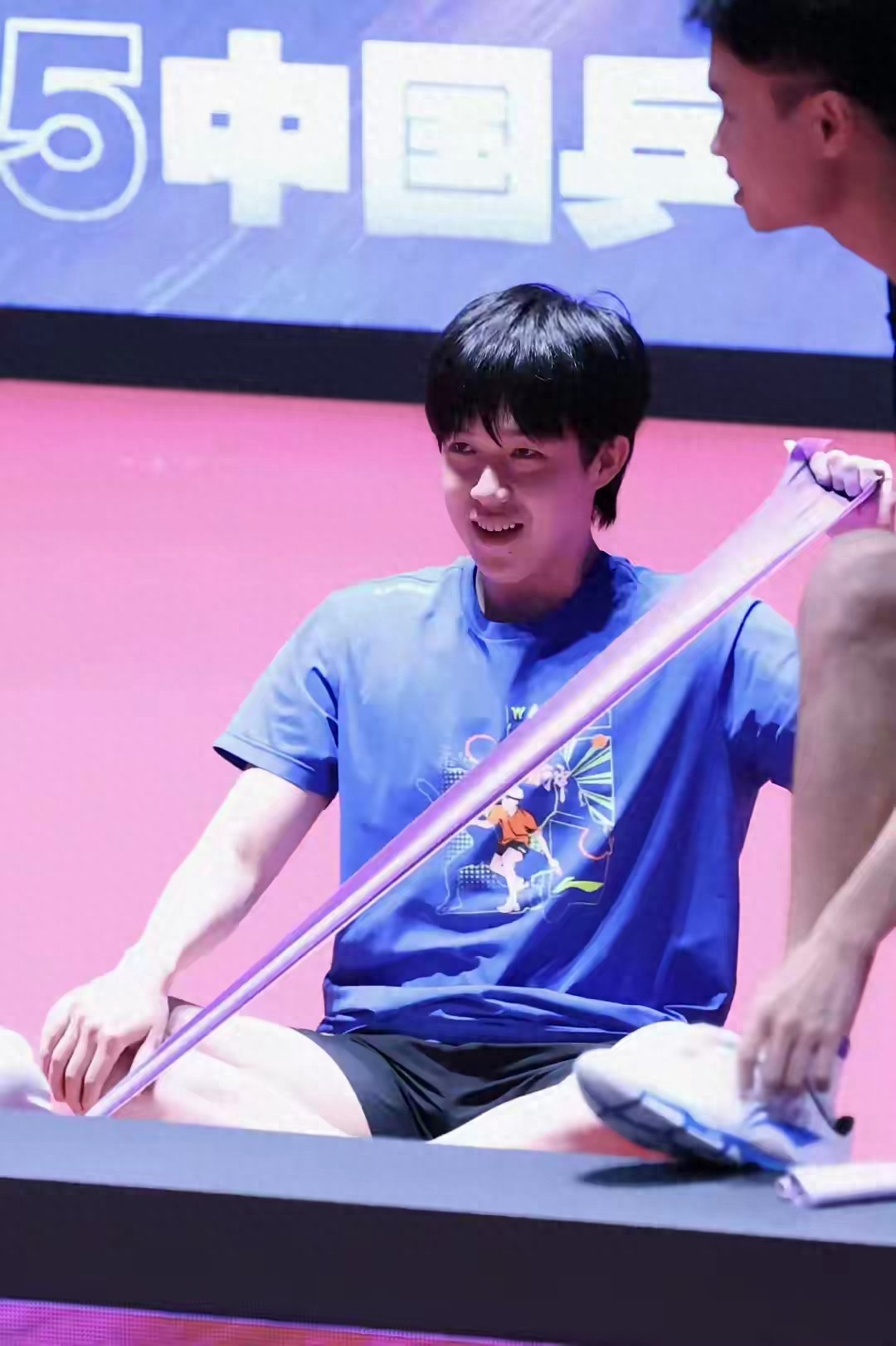 发现没有？头哥今天不一样！又穿了美满那件蓝色衫，是有何深意呢