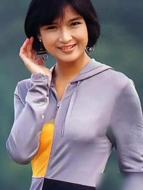 TVB知名主持现身聚会,当年主持颁奖礼惹争议,曾帮曾志伟打官司