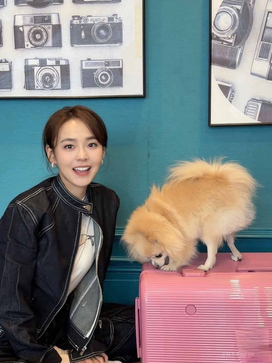 张佳宁分享最新美照, 牛仔穿搭配低马尾,与爱犬互动超治愈