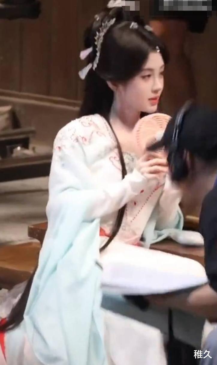 鞠婧祎嫩粉色古装惊艳亮相,网友直呼“仙女下凡”