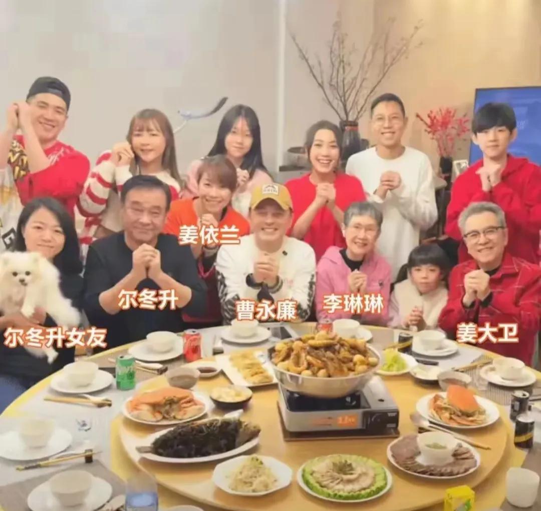 68岁尔冬升携9岁女儿现身香港金像奖，女友罕见露面，撞脸汤唯！