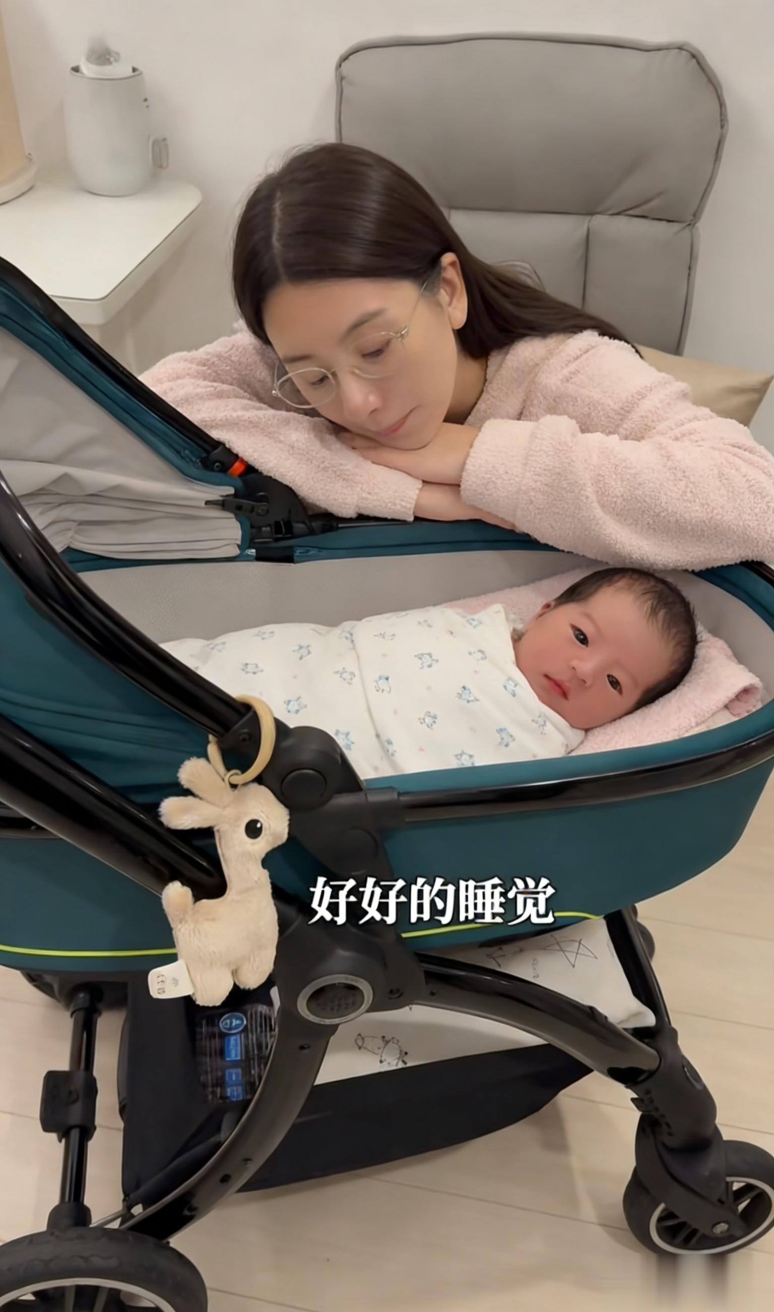 方媛趴婴儿车陪3胎女儿聊天，郭富城给老婆每餐5个菜，吃得真好！