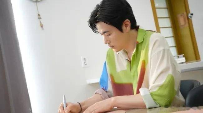 韩国男星自曝与妻子相爱23年,写过上百封情书,面对镜头不禁落泪