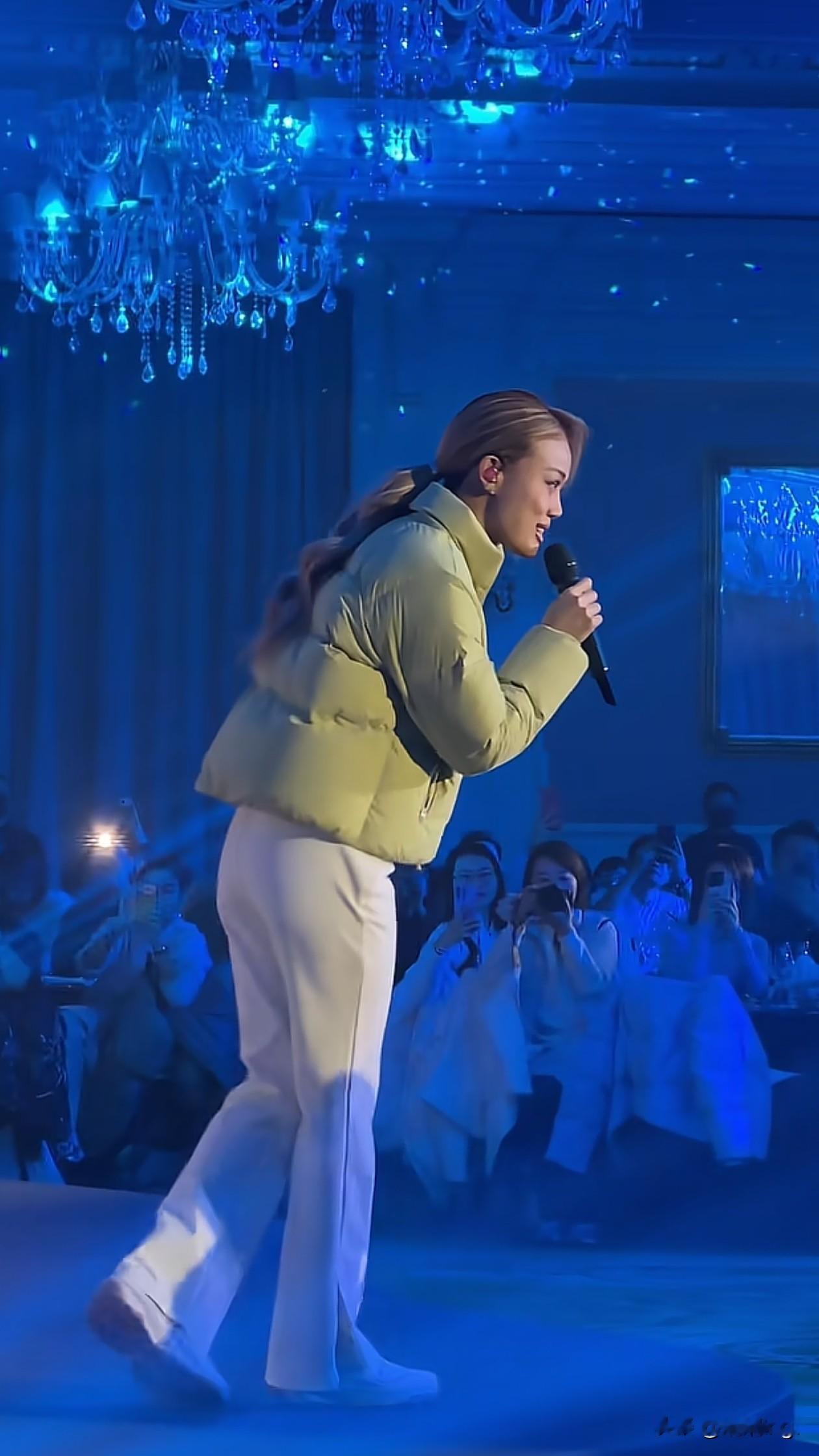 45岁容祖儿晚宴穿搭:羽绒服+低马尾+白裤子,减龄又保暖,像30岁