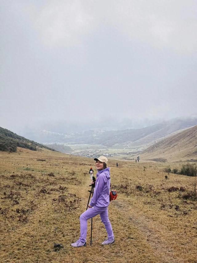 32岁章泽天晒不丹徒步照，纯素颜充满生命力，同行朋友都来头不小