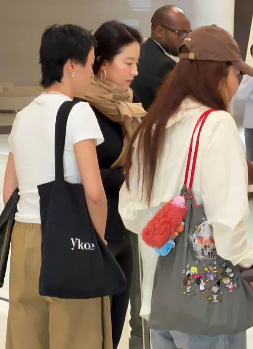 刘亦菲逛阿联酋博物馆！素颜脸色蜡黄头发凌乱，虎背熊腰小腿外翻