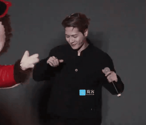 芭莎之夜，大深V的戚薇和李一桐，败给了穿高叉裙的古力娜扎