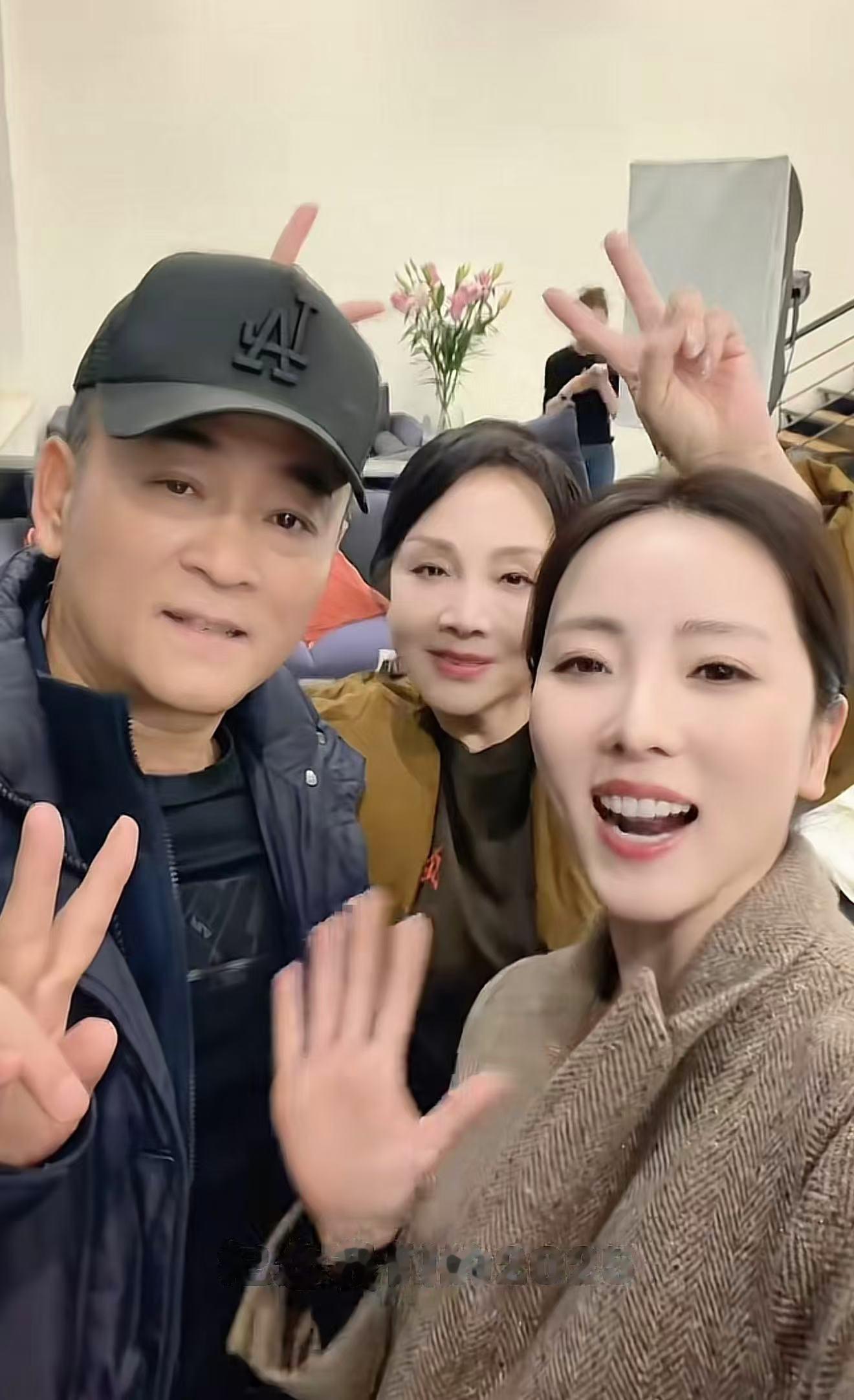 李思思带父母拍全家福，李父罕露面很年轻，一家人同框都是高颜值