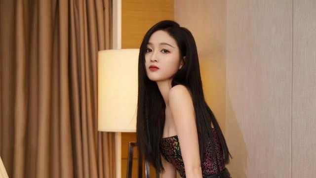 吴宣仪一袭炫彩斑斓抹胸短裙，既甜美又帅气