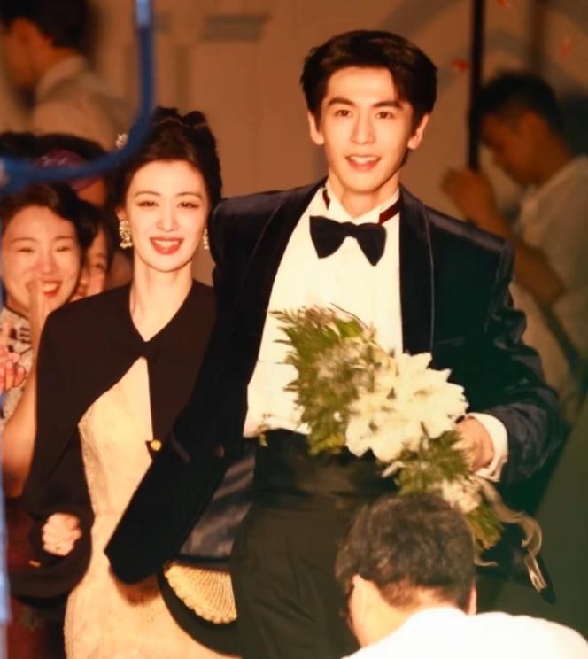 王楚然《这一秒过火》路透绝美！张凌赫淋雨好苏，看到合照：爱了