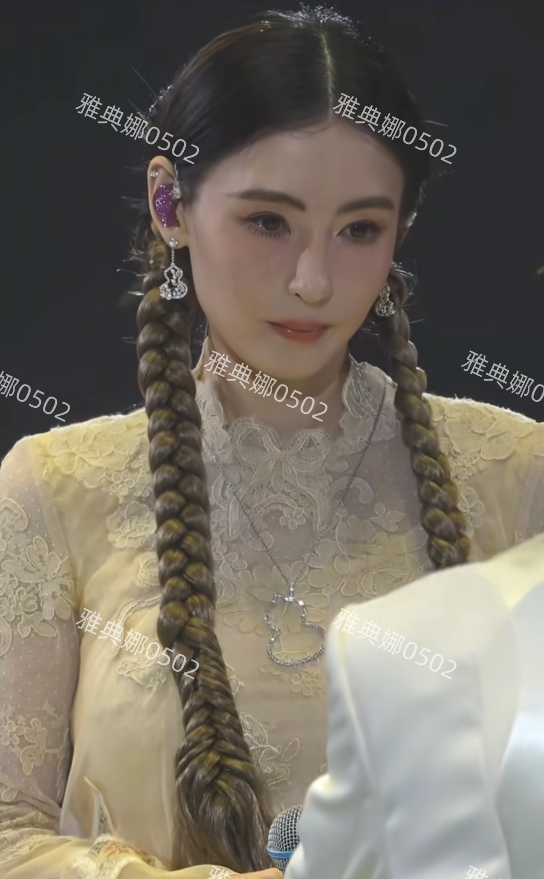 张柏芝昨晚亮相红馆 ,两条麻花辫造型让人梦回柳飘飘45岁还那么美