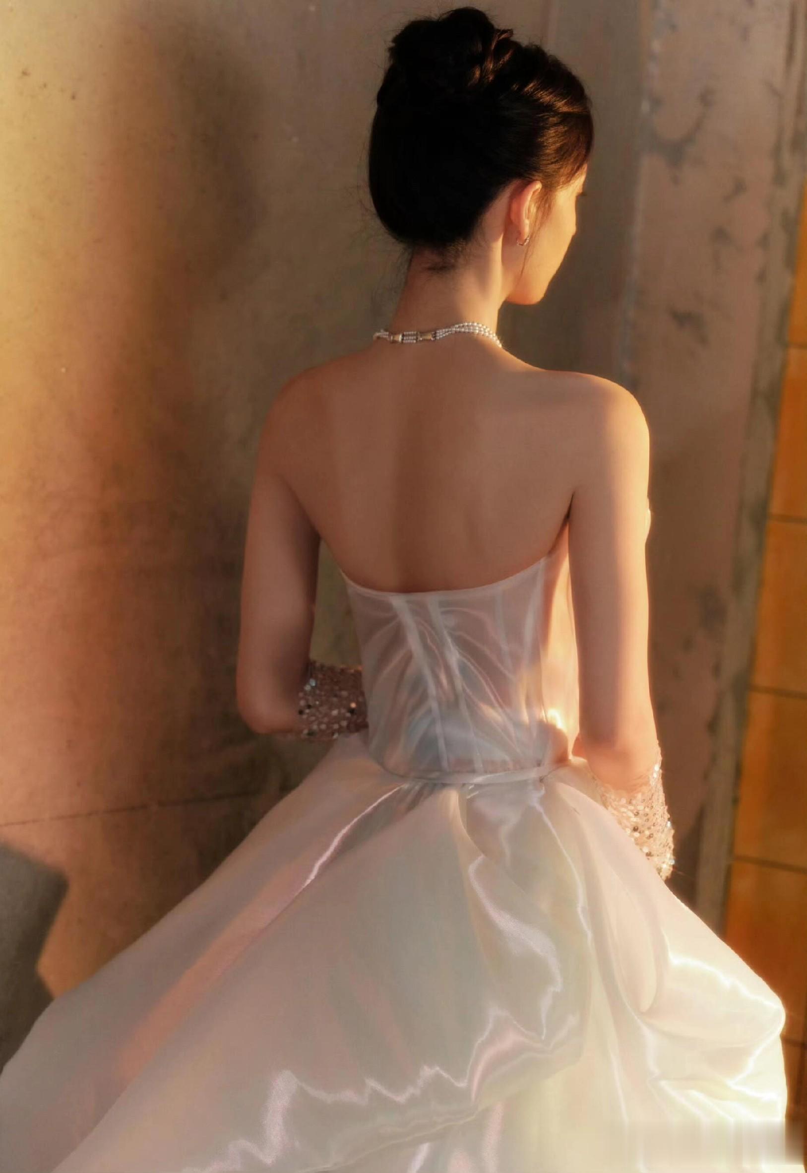 陈瑶亮相微博视界大会红毯，一袭五彩斑斓的白色礼服裙，惊艳全场