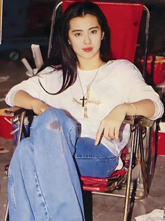 58岁王祖贤现身温哥华法会，帮忙打杂勤快利落，穿搭朴素不起眼