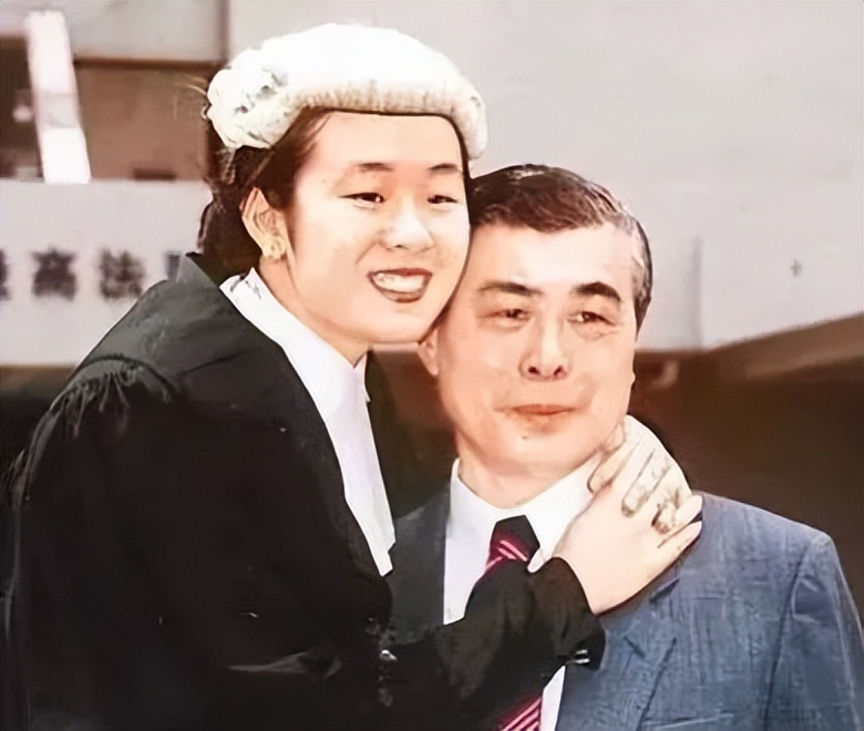 她相貌平平，却拿捏两位千亿富豪，为老头连生两子，现是豪门董事