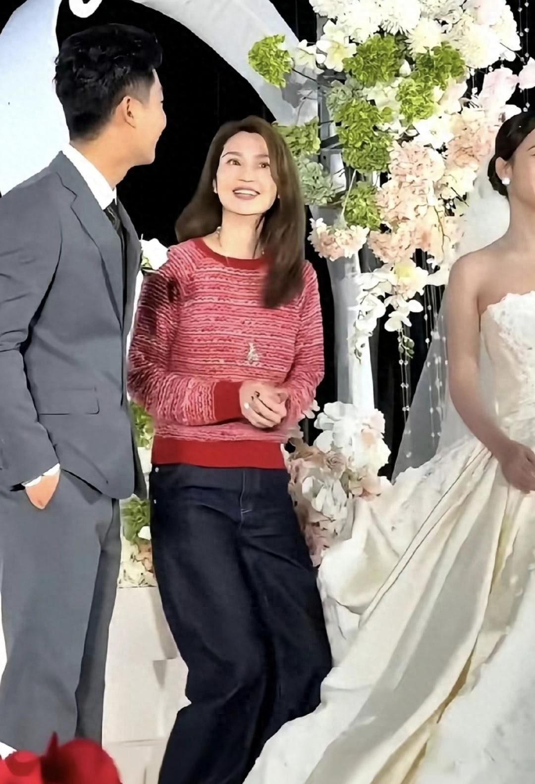 五十岁女星婚礼现身，一袭红白花毛衣配阔腿裤，越老越有味道