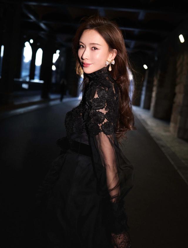 林志玲晒居家健身照,穿瑜伽服秀极致臀腰比,活得像30岁一样娇俏