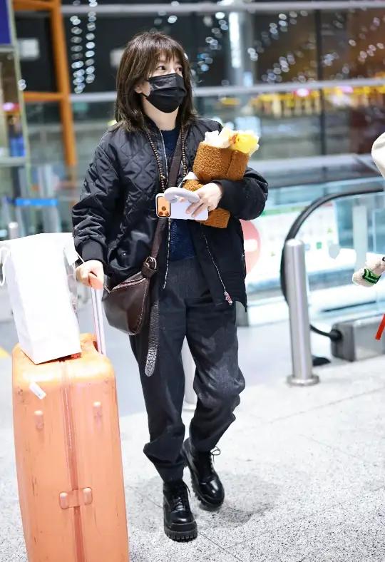 赵薇母女现身北京机场，15岁女儿一头黄毛，穿搭比50岁妈妈还成熟