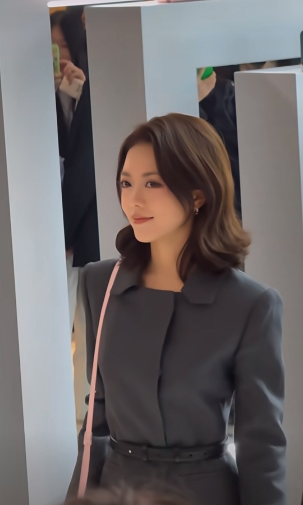 赵今麦亮相SKP日默瓦活动，灰色收腰套装显干练，甜笑气质超绝