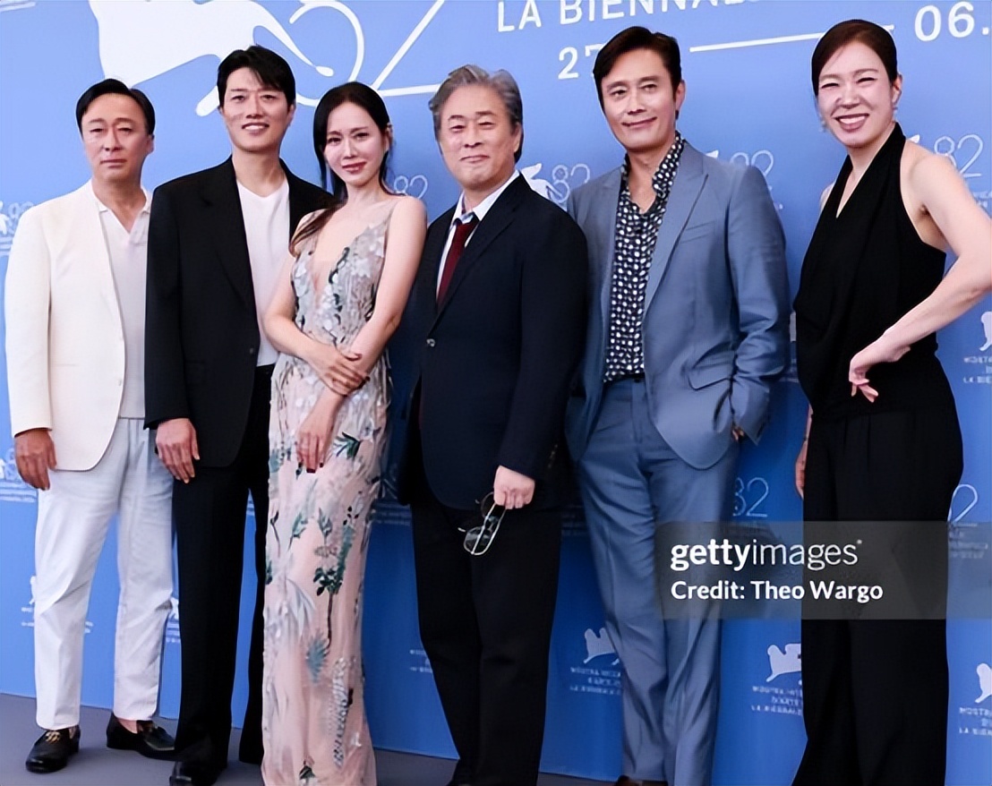 舒淇抵达威尼斯电影节,穿背心低调不失优雅,亚洲巨星slay全场