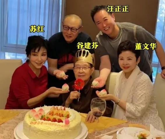 谷家班聚会！90岁谷建芬身子硬朗，62岁毛阿敏素颜脸部浮肿好憔悴