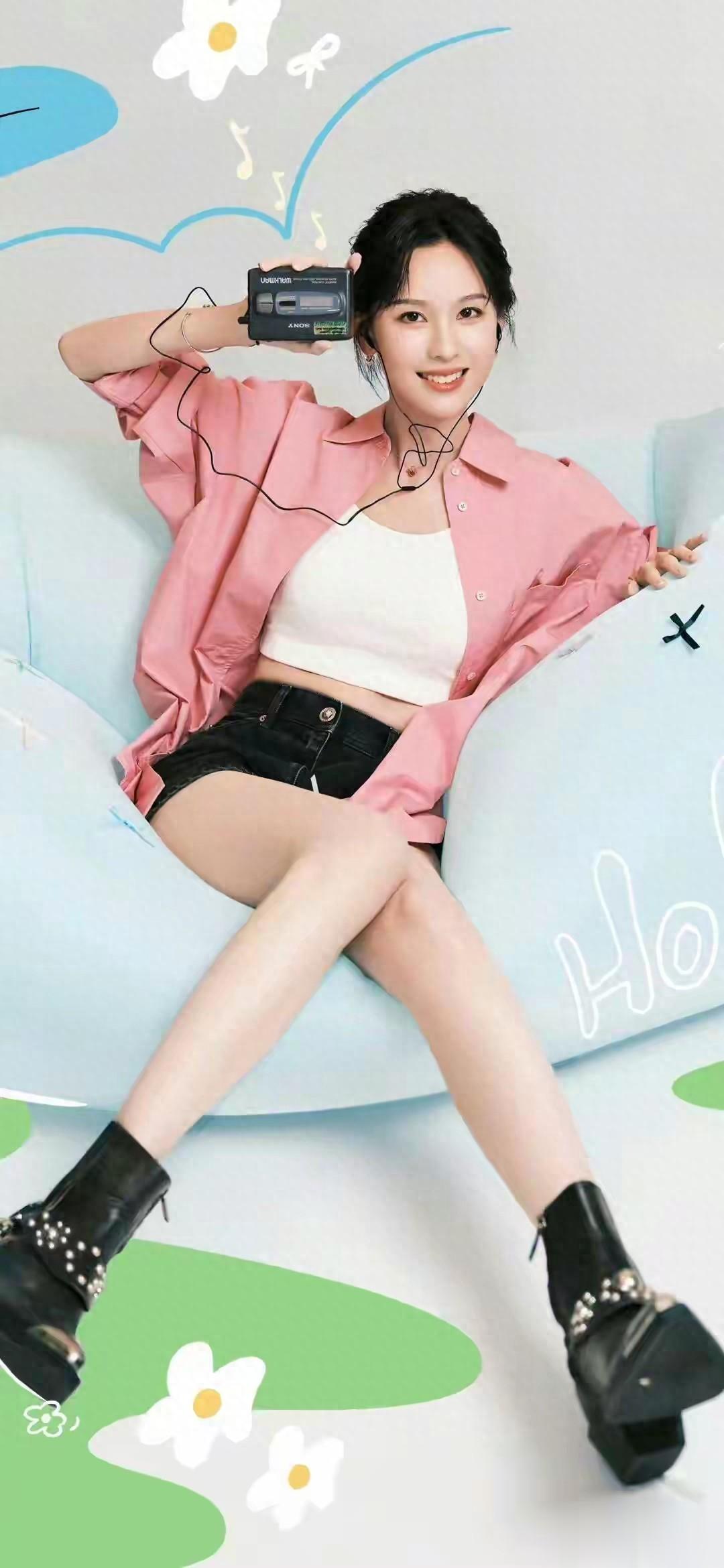 迪丽热巴与陈都灵，两种清纯质感的碰撞，你喜欢谁？