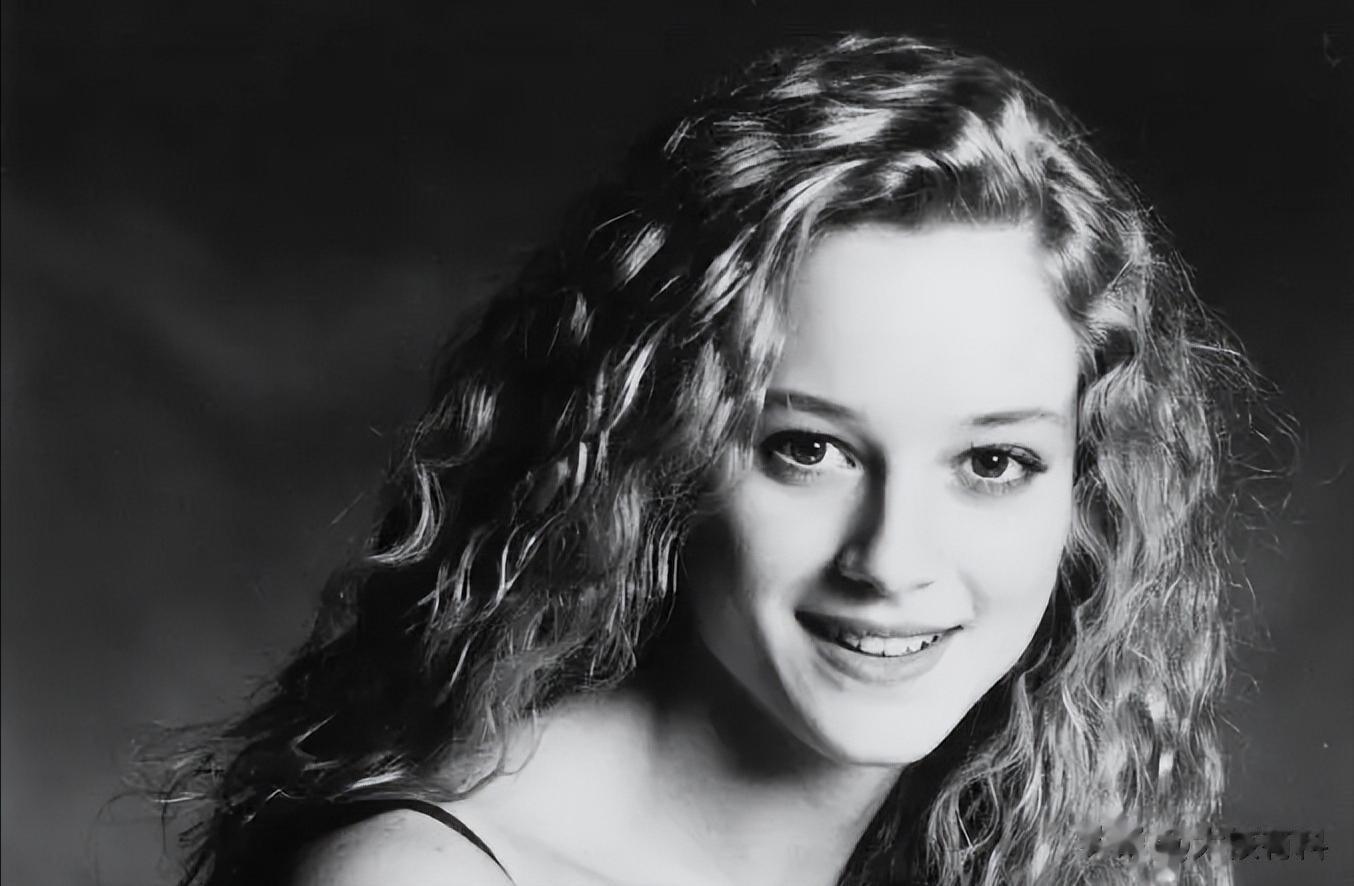 美国知名女明星，身材火爆长相甜美，粪便满屋遭房东起诉