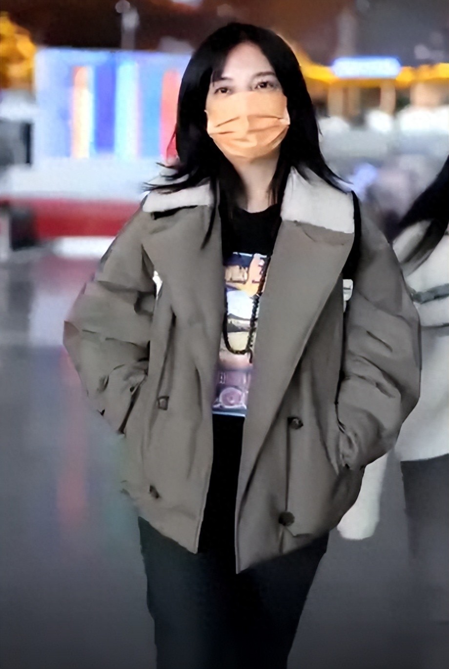 49岁赵薇上海街头遛狗，手舞足蹈全副武装，封杀4年回不去的时光