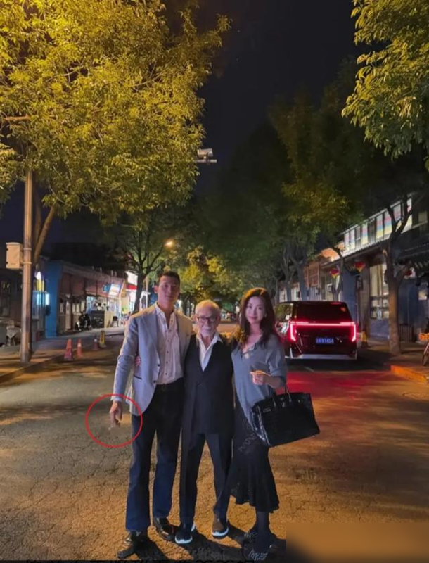 朱珠遛娃背35万爱马仕上热搜:顶流育儿,该被围观还是被尊重?