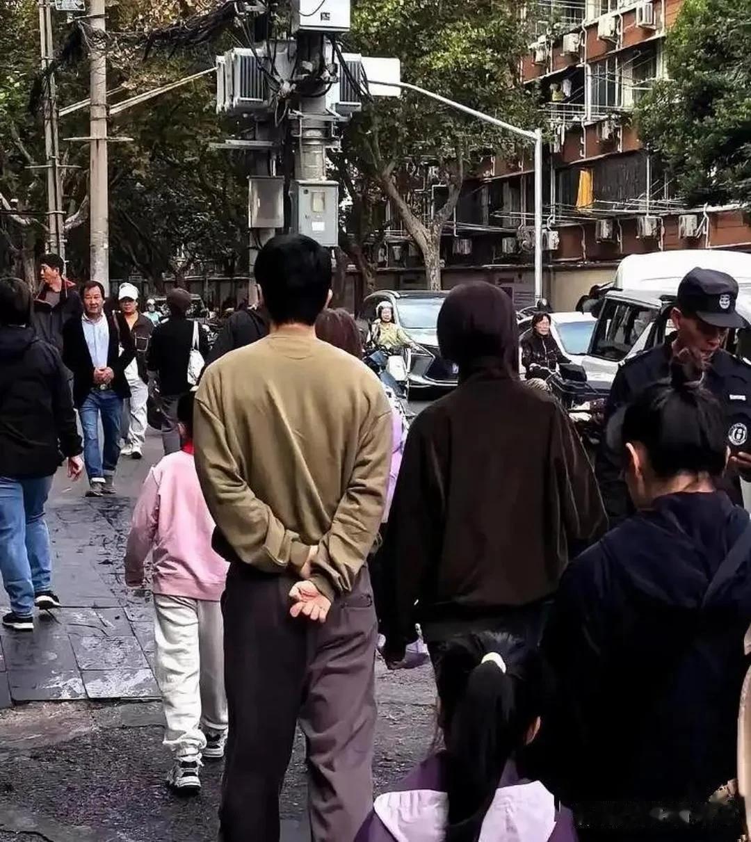 赵丽颖冯绍峰同框送娃：离异后最高级的体面，是不亏待孩子