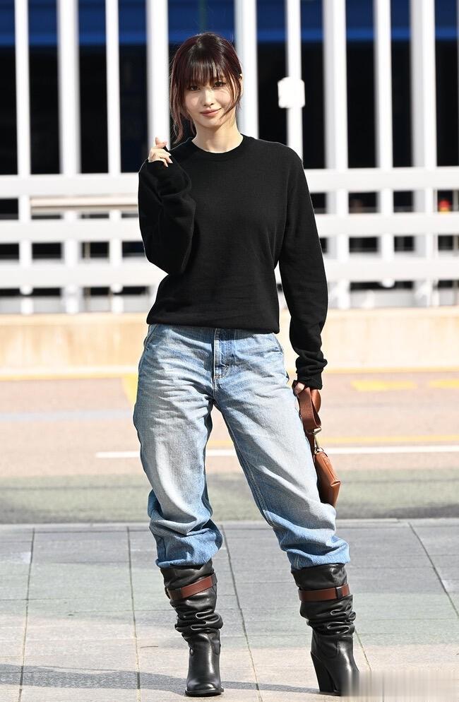 平井桃前往米兰时装周，穿黑色针织衣配牛仔裤，皮肤白皙透亮好美